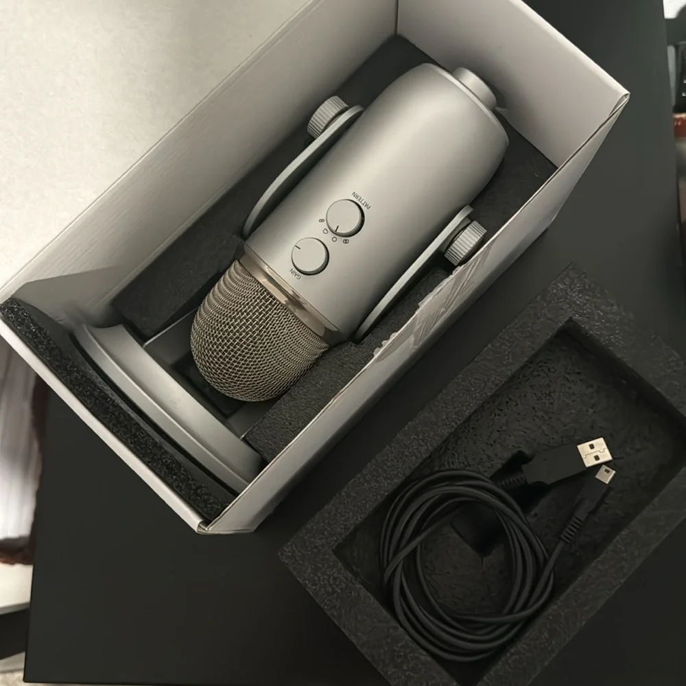 Blue Yeti USB Microphone (White Mist)